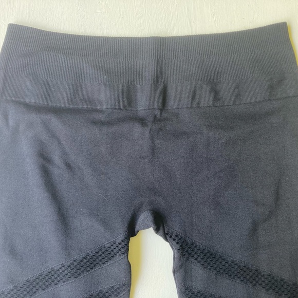 Black Electric Yoga size Large Capri Leggings - Picture 2 of 7